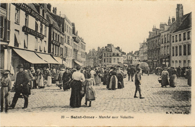 Sur cette place appelée aussi le vieux marché de nonbreux habitants des communes environantes venaient y vendre leurs volailles et autres produits de leur ferme.